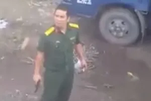 Xác định quân nhân chĩa súng vào tài xế