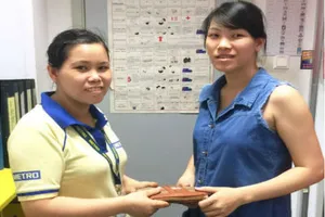 Nhân viên siêu thị nhặt được 60 triệu đồng trả cho khách