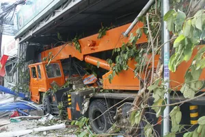 Xe cẩu 'nghiền nát' 5 xe máy, 4 người đi cấp cứu