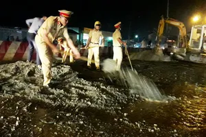 CSGT lấp hố ‘tử thần’ trên đường trong đêm 