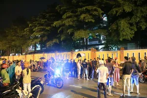 Bé trai 8 tuổi bị nước cuốn xuống cống mất tích