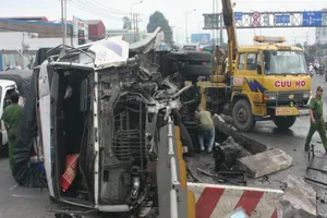 Xe tải và container tông nhau lật nhào xuống cầu vượt