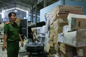 Bắt giám đốc buôn lậu gần 10.000 chai rượu ngoại