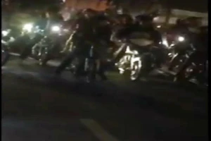 'Quái xế' dựng xe chặn quốc lộ 1A làm... đường đua