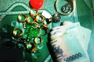Lẻn vào phòng cha mẹ vợ trộm vàng