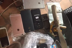 Thấy 'hiệp sĩ', cô gái vứt bịch điện thoại vô đống rác