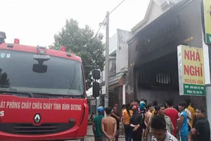 Cháy nhà nghỉ, nhiều người mắc kẹt kêu cứu