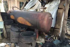 Cháy gara, 10 người thoát chết trong đêm