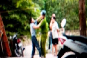 Hàng chục người đánh công an để giải cứu đồng bọn