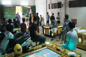 Tiệm game bắn cá đang giao tiền cho con bạc thì bị bắt