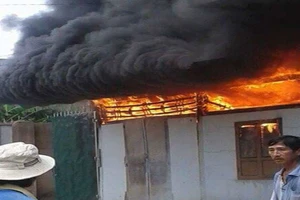 Lửa bao trùm căn nhà bán tạp hóa lúc giữa trưa