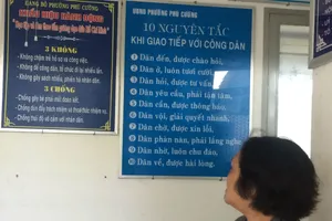 Những khẩu hiệu lạ ở UBND phường Phú Cường, Bình Dương 