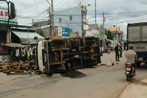 Phụ xe bị ô tô lật nghiêng đè từ vong 