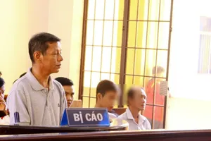 Nhét giẻ vào miệng và đâm vợ vì ghen tuông