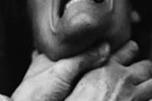 Bịt mặt vào nhà bóp cổ người quen để cướp vàng