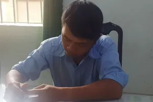 Bảo vệ ngân hàng mang súng truy sát đối thủ