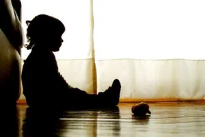 Bé 16 tháng tuổi thoi thóp ôm thi thể người giúp việc