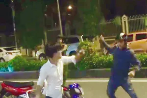 Móc dao tấn công cảnh sát rồi nhảy sông Sài Gòn