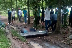 2 thanh niên nằm bất động trong vườn cây 