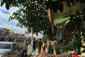 Người cha 20 tuổi đổ xăng tự thiêu trước mặt con thơ