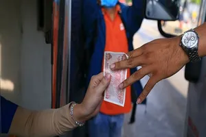 Tài xế dùng tiền lẻ mua vé phản đối BOT tránh Biên Hòa