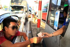 Tài xế lại dùng tiền lẻ qua trạm BOT tránh Biên Hòa