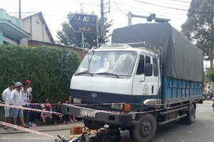 2 ông cháu trên đường đến trường bị xe tải cán tử vong
