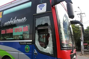 Chạy xe bị nhắc nhở, gọi người đánh nhà xe, đập ô tô