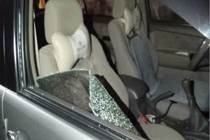 Lại xảy ra tình trạng đập ôtô trộm tài sản ở Bình Dương