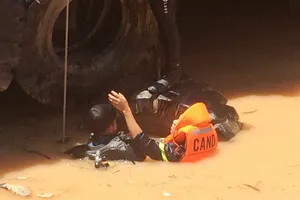 Việc tìm kiếm bé trai bị cuốn vào cống rất khó khăn