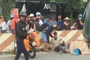 Người đàn ông Mỹ ôm thi thể vợ bên đường vì bị tai nạn