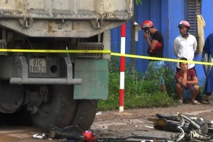 Xe ben tông 2 ô tô, làm chết cô gái
