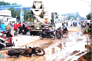 Tránh vũng lầy, cô gái chết thảm dưới bánh xe bồn