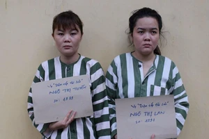 2 cô gái chuyên hành nghề ‘hai ngón’ 