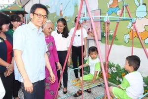 Phó Thủ tướng kiểm tra bếp ăn trường mầm non ở Đồng Nai