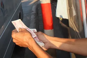 Trạm BOT Biên Hòa lại xuất hiện tài xế dùng tiền lẻ