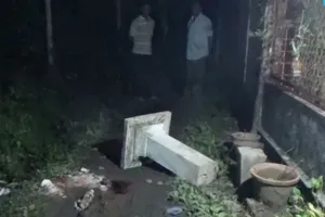 Bé gái 4 tuổi bị trụ bê tông bàn thờ đè tử vong