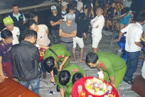 Đưa gần 200 nam nữ trong quán bar kiểm tra ma túy 