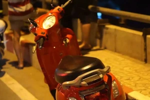 Cô gái bỏ xe máy trên cầu, nhảy sông Sài Gòn mất tích