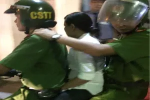 Nhóm dàn cảnh cướp giật, móc túi chợ hoa Tết bị bắt