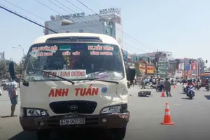 Xe khách cố vượt đèn đỏ tông hàng loạt xe máy