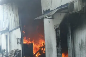 Lửa bao trùm công ty sản xuất đồ gỗ ở Bình Dương