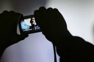 Tống tiền bạn gái cũ bằng ảnh khỏa thân