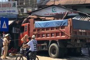 Xe ben lao sập nhà dân bên đường