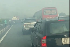 Cao tốc Long Thành-Dầu Giây hỗn loạn vì khói