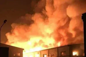 Bình Dương: Cháy khủng khiếp suốt đêm tại kho chứa gỗ