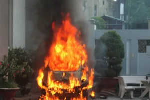 Ô tô cháy, nổ đùng đùng dưới khách sạn ở Đồng Nai