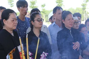 Quặn lòng tiễn biệt ‘hiệp sĩ' về với đất