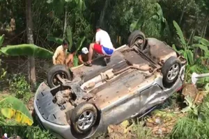 Sau khi tông nhau, 2 ô tô lật nhào xuống vực ở Đồng Nai