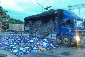 Dân gom hàng trăm thùng bia trên đường giúp tài xế